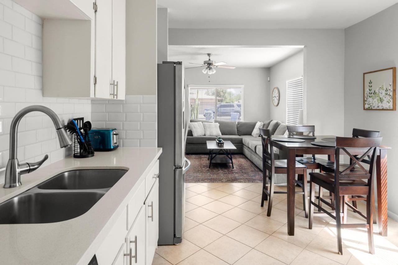 Central Phoenix Charmer Bagian luar foto