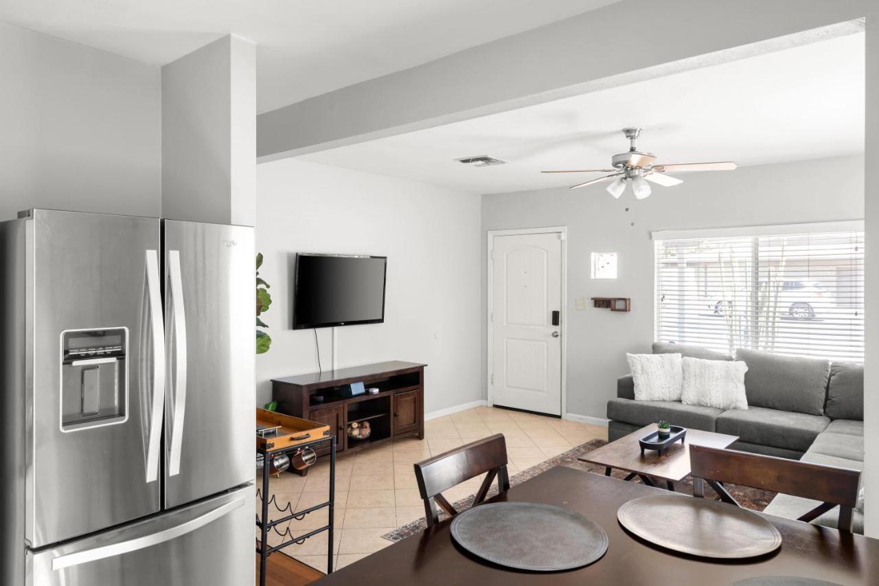 Central Phoenix Charmer Bagian luar foto